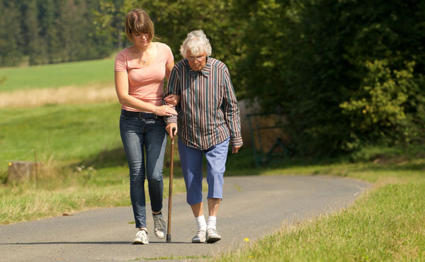 Auxiliaire de vie à domicile pour personne âgée : comment ça